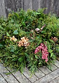 BABYLON FLOWERS, OXFORDSHIRE: COPPER SPICE WREATH WITH IVY, PINK PEPPER BERRIES, IVY, GIANT REDWOOD, MONTEREY CYPRESS, HYDRANGEAS
