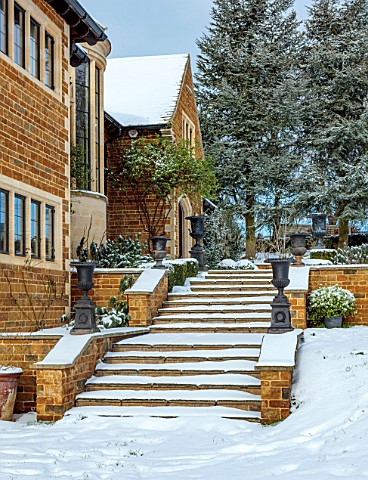 REDHILL_LODGE_RUTLAND_DESIGNERS_RICHARD_AND_SUSAN_MOFFITT__TREES_STEPS_HOUSE_METAL_CONTAINERS_WINTER
