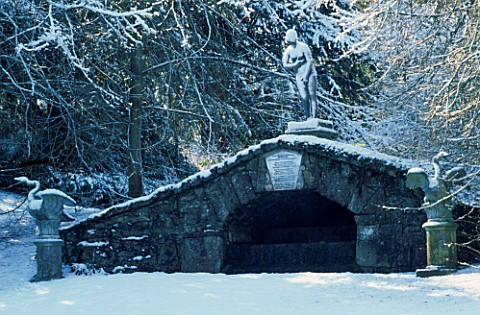 SNOW_BLANKETS_THE_UPPER_CASCADE_AND_A_STATUE_OF_VENUS_AT_ROUSHAM_PARK__OXFORDSHIRE