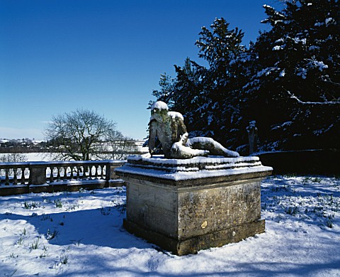 THE_DYING_GLADIATOR_STATUE_COVERED_IN_SNOW_AT_ROUSHAM_PARK_OXFORDSHIRE